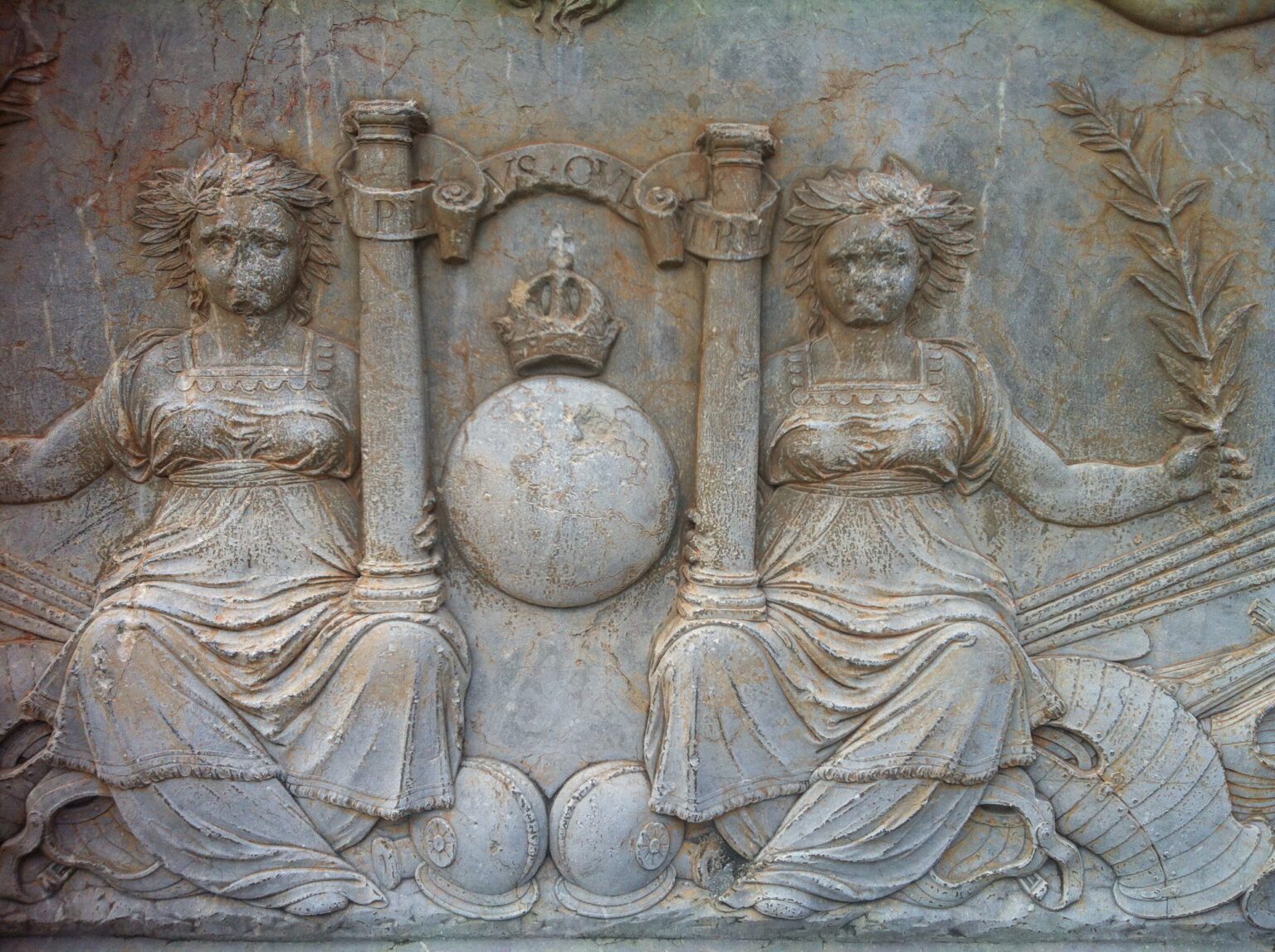 Basamento dedicado a la Paz en el Palacio de Carlos V. Historia e interpretación.